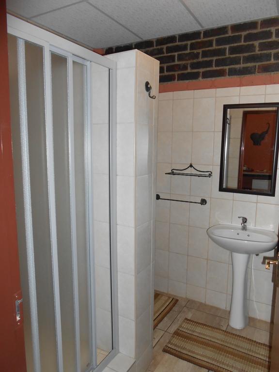 Safari Guesthouse Vryburg エクステリア 写真
