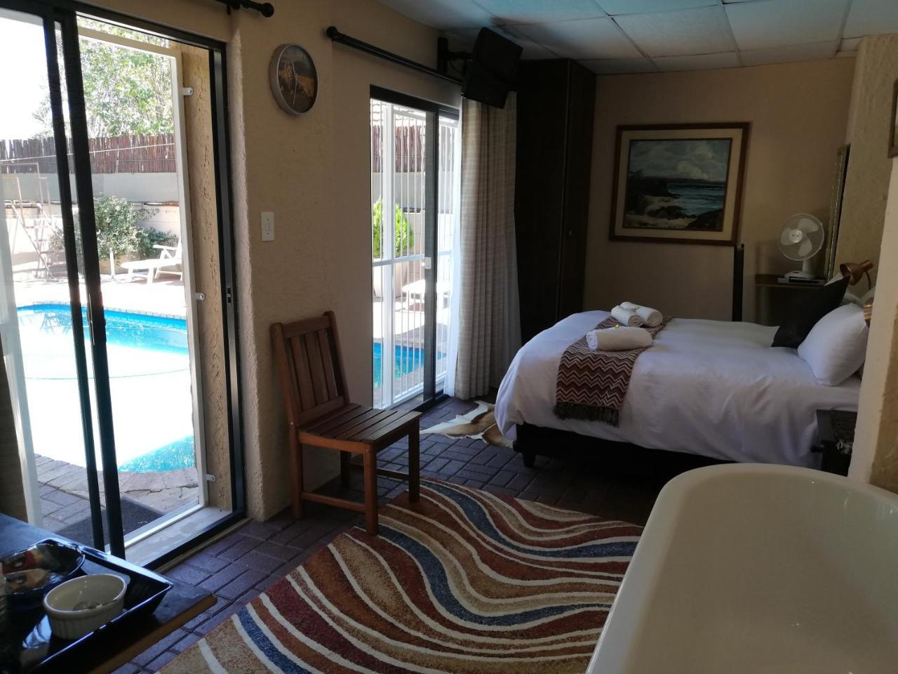 Safari Guesthouse Vryburg エクステリア 写真