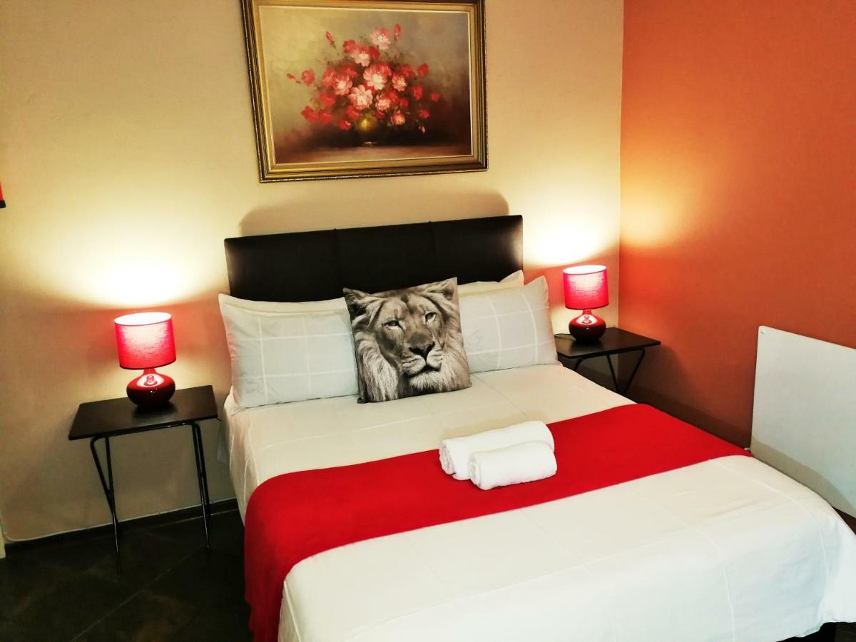 Safari Guesthouse Vryburg エクステリア 写真