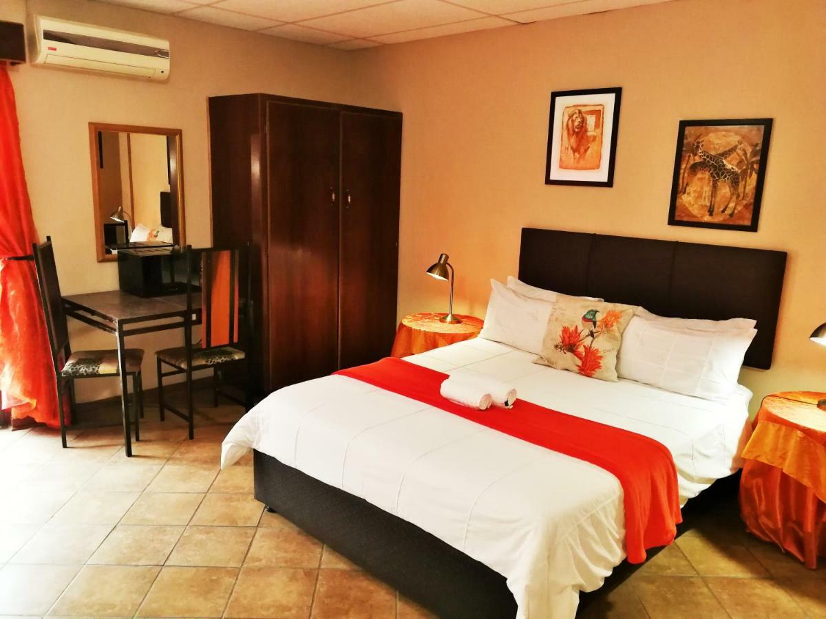Safari Guesthouse Vryburg エクステリア 写真
