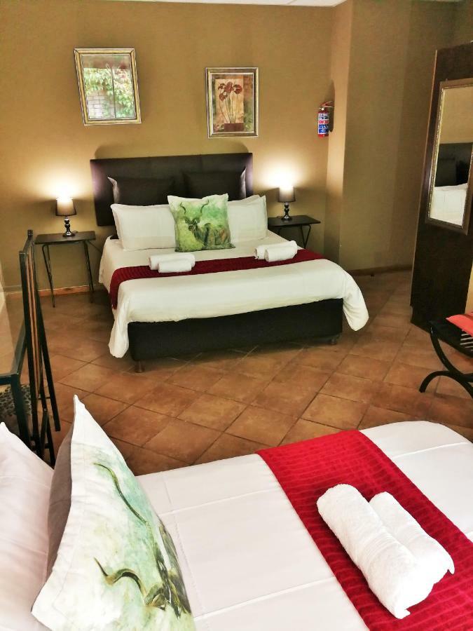 Safari Guesthouse Vryburg エクステリア 写真