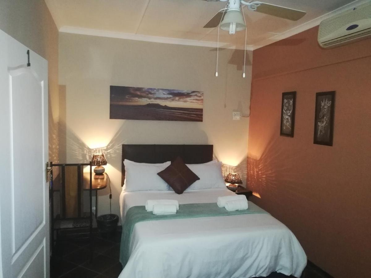 Safari Guesthouse Vryburg エクステリア 写真
