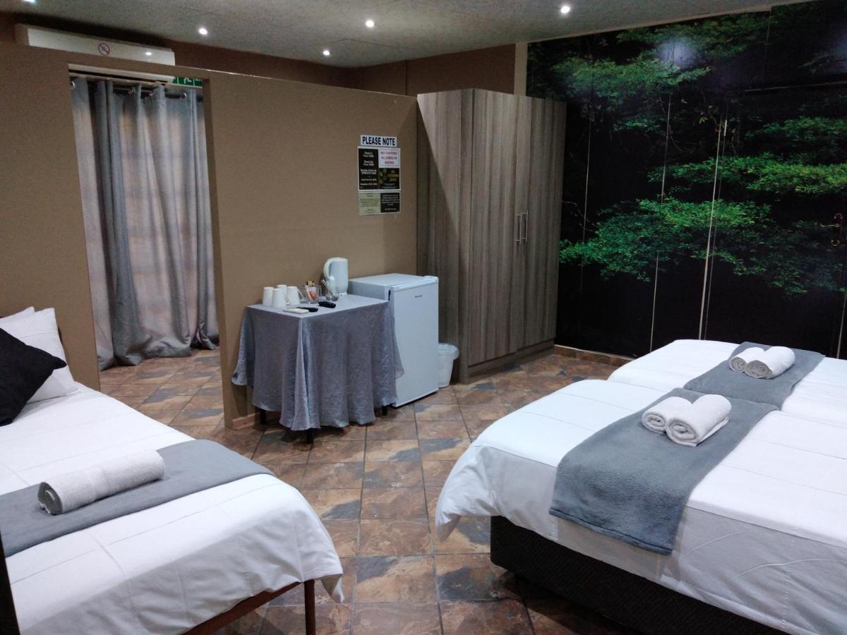 Safari Guesthouse Vryburg エクステリア 写真