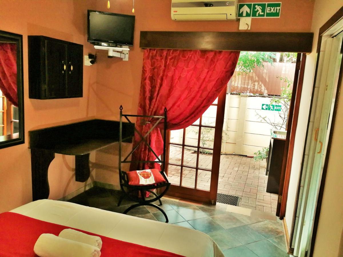 Safari Guesthouse Vryburg エクステリア 写真